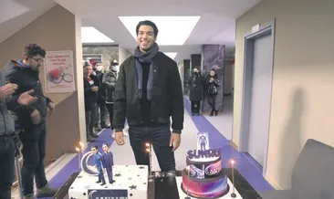 Akıncı’ya doğum günü sürprizi