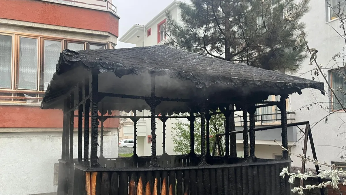 Kamelya yandı, park halindeki iki araç zarar gördü Kamelya yandı, park halindeki iki araç zarar gördü