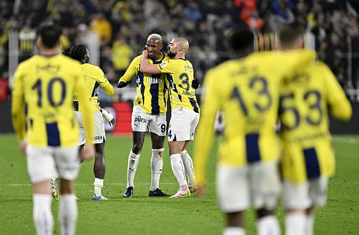 son-dakika-fenerbahce-trabzonsporu-4-golle-gecti-zirvede-puan-farki-3e-indi-1743962166637.jpeg