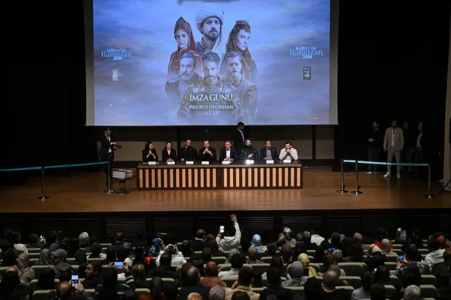 kurulus-orhan-oyunculari-kulliyede-sevenleriyle-bulustu-1773504353578.jpg (864×576)