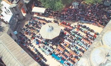 Camiler dolup taştı