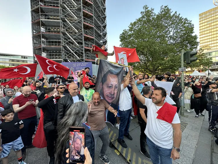 Dünyanın dört bir yanında kutlamalar başladı: Başkan Erdoğan’ın zaferi coşkuyla karşılandı!