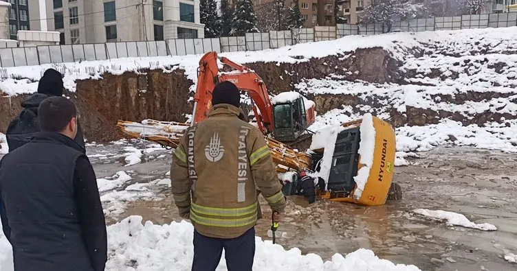 Son dakika: Ataşehir’de korkunç olay! İş makinesi içerisi su ve buz dolu çukura düştü