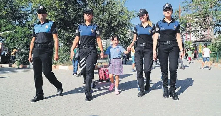 Şehidin kızını okula polis ablaları götürdü