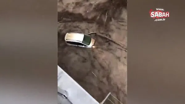 Kastamonu Bozkurt'ta acı görüntü! Arabasının içinden çıktı, sel sularına böyle kapıldı | Video