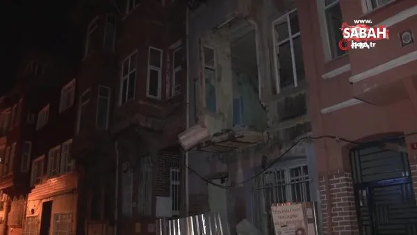 Balat'ta 3 katlı metruk binanın balkonu çöktü | Video