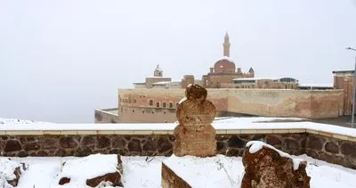 Tarihi İshak Paşa Sarayı beyaza büründü