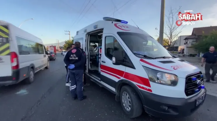 Otomobil ile çarpışan minibüs evin bahçesine girdi