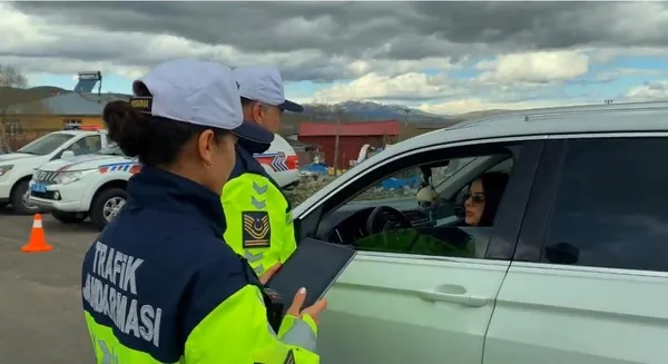 ardahan-jandarmasindan-trafik-haftasina-ozel-denetim-ve-bilgilendirme-faaliyeti-1746726266046.jpg