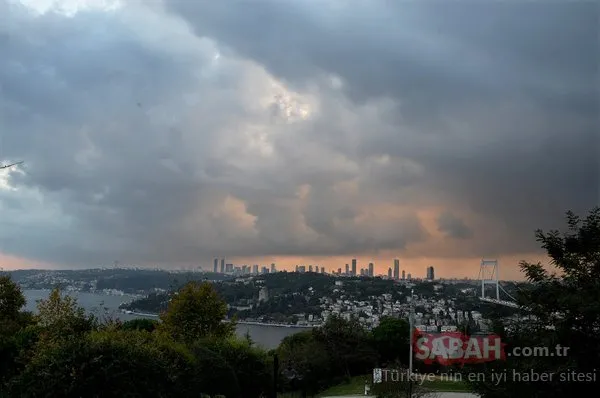 Bulutlar İstanbul Boğazı'nı kapladı