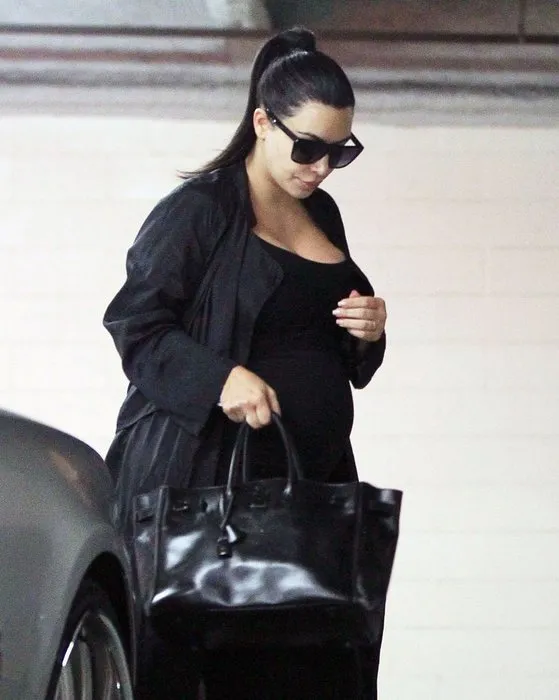 Kim Kardashian siyahlara büründü!