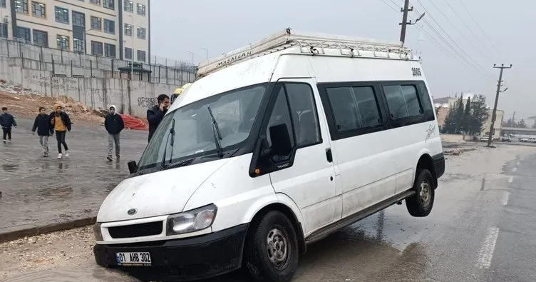 Şanlıurfa’da minibüs çukura düştü