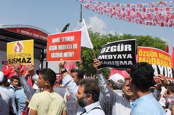 Birbirine zıt 4 partiden ortak pankart
