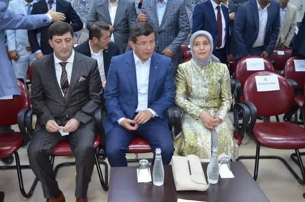 Davutoğlu'nun Yüksekova'da bayramlaşma töreni