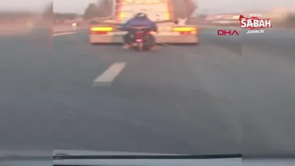 Afyonkarahisar'da motosiklet sürücüsünün tehlikeli yolculuğu | Video