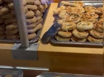 İstanbul’da ünlü zincir markette skandal görüntü: Fare kurabiyeleri böyle yedi!