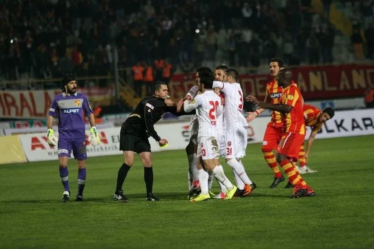 Göztepe - Karşıyaka maçında hakeme saldırı