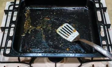 Fırın tepsisindeki inatçı kalıntıları söküp atıyor! Dakikalar içinde ilk günkü gibi yapıyor…