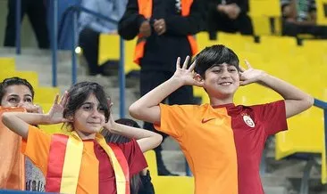 Galatasaray ve Fenerbahçeli taraftarlardan alkışlı tepki!