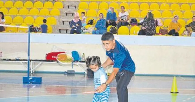 Minikler badminton öğreniyor