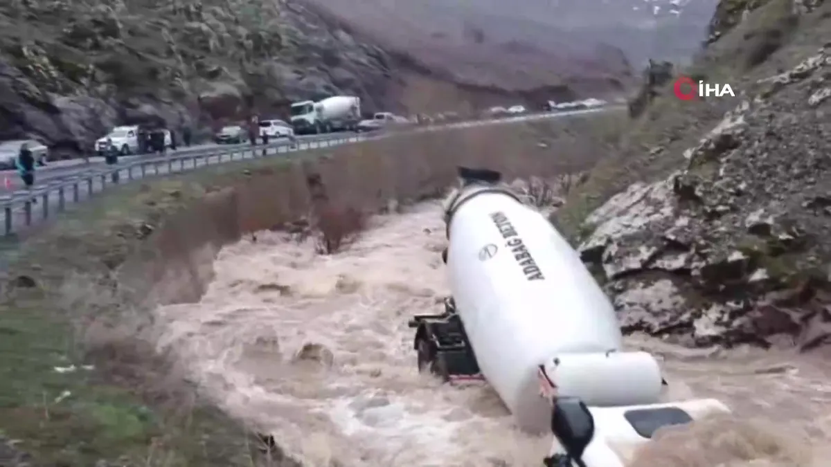 Tatvan’da beton mikseri dereye uçtu | Video videosunu izle Tatvan’da beton mikseri dereye uçtu | Video videosunu izle