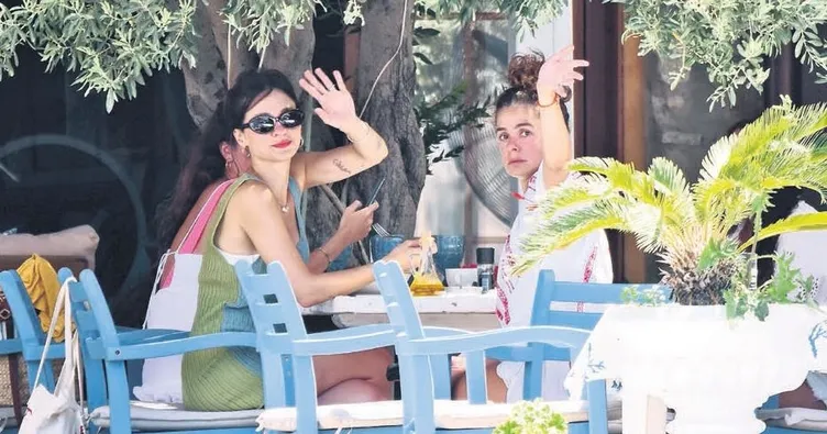 Gazetecilere el salladı