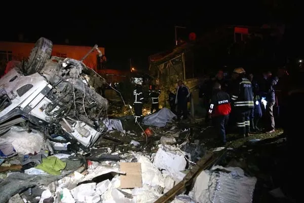 Beton mikseri kahvehaneye girdi! Ölü ve yaralılar var...