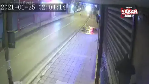 İstanbul'da kontrolden çıkan aracın dükkanlara çarparak durabildiği kaza kamerada | Video