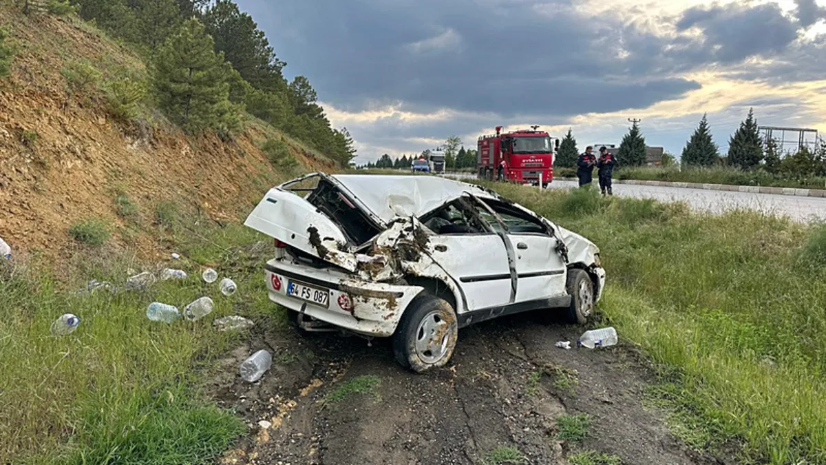 Uşak’ta şarampole devrilen otomobilde 3 kişi yaralandı Uşak’ta şarampole devrilen otomobilde 3 kişi yaralandı