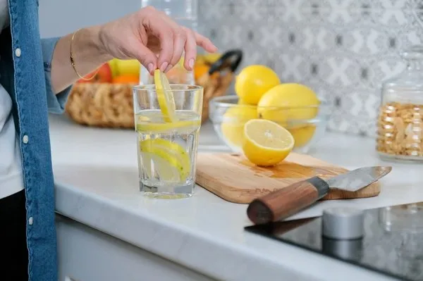 Limonlu su içmenin faydaları