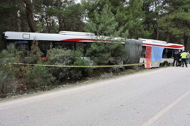 İzmir’de TIR belediye otobüsüne çarptı: Ölü ve yaralılar var!