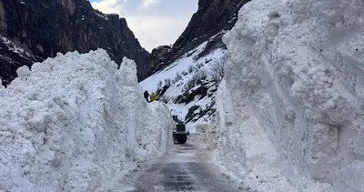 Hakkari-Çukurca Karayoluna düşen çığ temizlendi #hakkari
