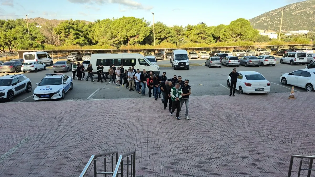 Göçmen botu faciasında 17 kişi ölmüştü…17 şüpheli adliyeye sevk edildi Göçmen botu faciasında 17 kişi ölmüştü…17 şüpheli adliyeye sevk edildi