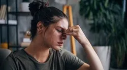 Geçmeyen baş ağrılarının sebebini ‘menopoz’ sanıyordu! Gerçeği göz doktoruna gidince öğrendi…