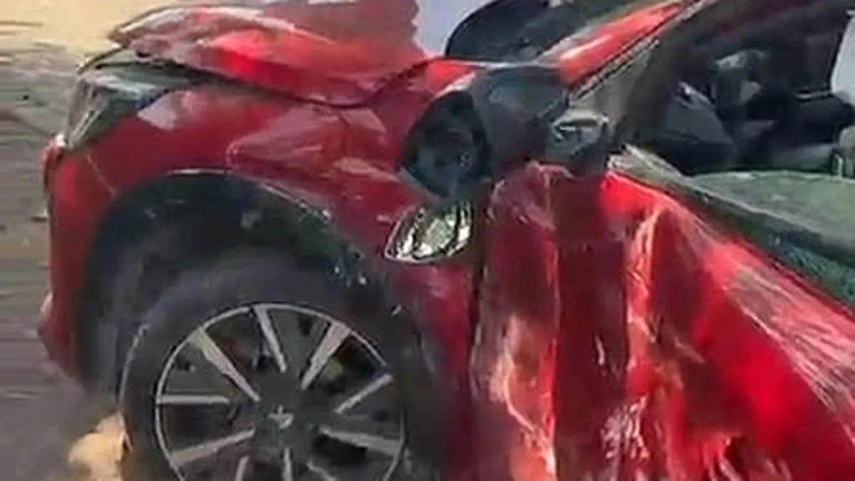 Bursa'da minibüs ile otomobilın karıştığı trafik kazası sonrası hasar gören araçlar.