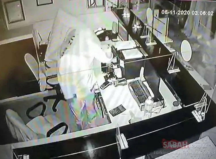 Güvenlik kamerasını fark eden hırsızlık şüphelisi yüzünü poşetle gizlemeye çalıştı