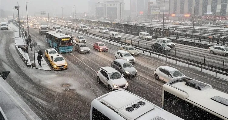 İstanbul’da kar yağışı başladı! İşte trafik yoğunluğunda son durum