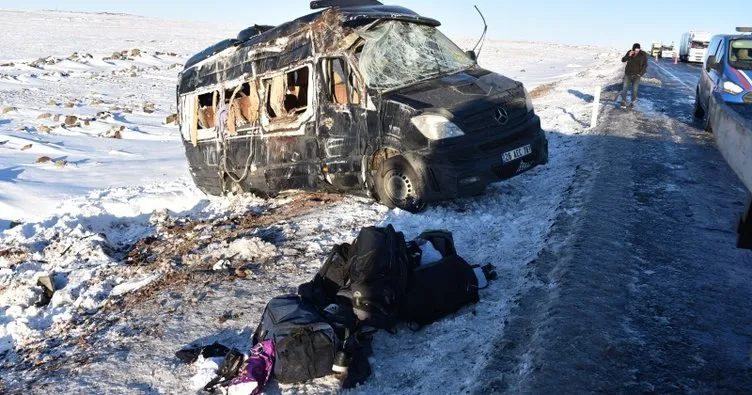Şanlıurfa’da buzlanan yolda sporcu öğrencileri taşıyan minibüs devrildi: 11 yaralı!