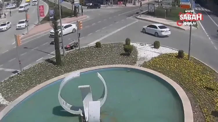 Otomobille çarpışan motosiklet sürücüsünün havaya fırladığı kaza kamerada