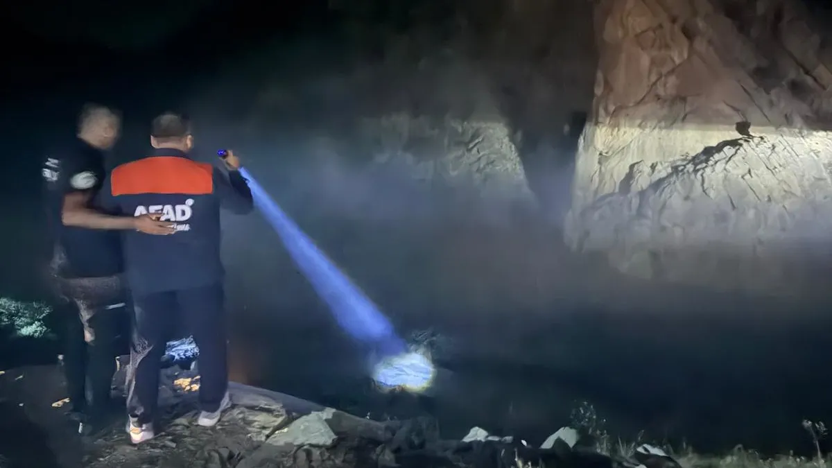 Şırnak'ın Beytüşşebap ilçesinde Habur-2 Çayı'nda arama kurtarma ekiplerinin çalışmaları.