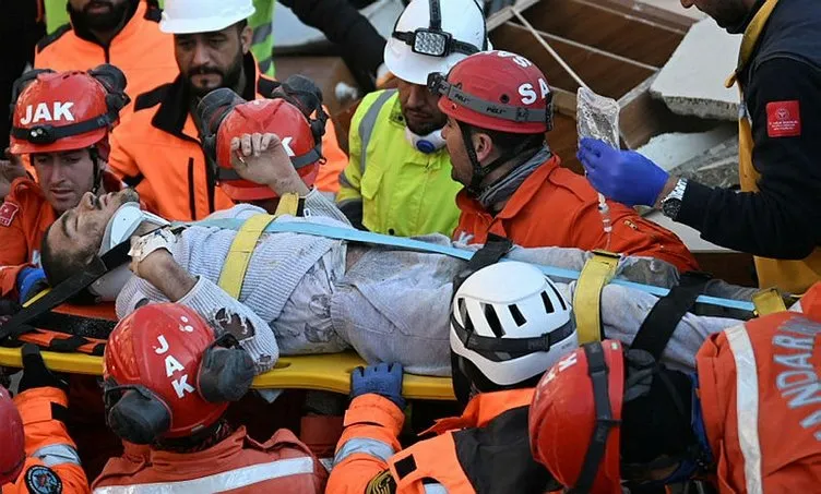 SON DAKİKA: Deprem bölgelerinde mucize hikayeler: Bu görüntüler 85 milyonu ağlattı!