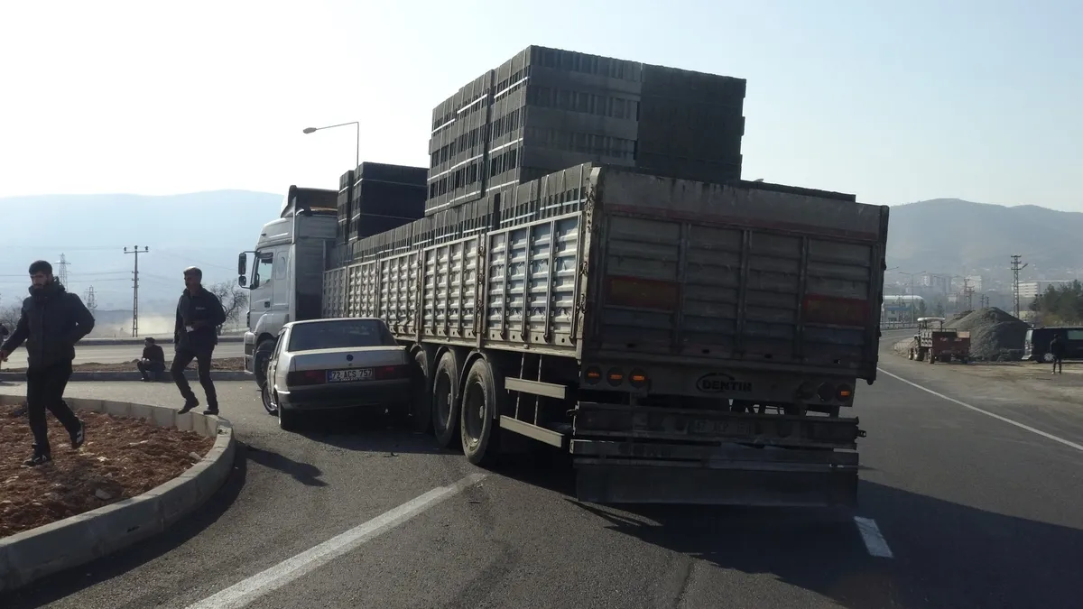 Batman'da otomobil TIR'ın dorsesinin altında kaldı: Sürücünün burnu bile kanamadı! Batman'da otomobil TIR'ın dorsesinin altında kaldı: Sürücünün burnu bile kanamadı!