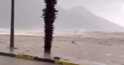 Antalya’da yağış ve fırtına hayatı olumsuz etkiledi