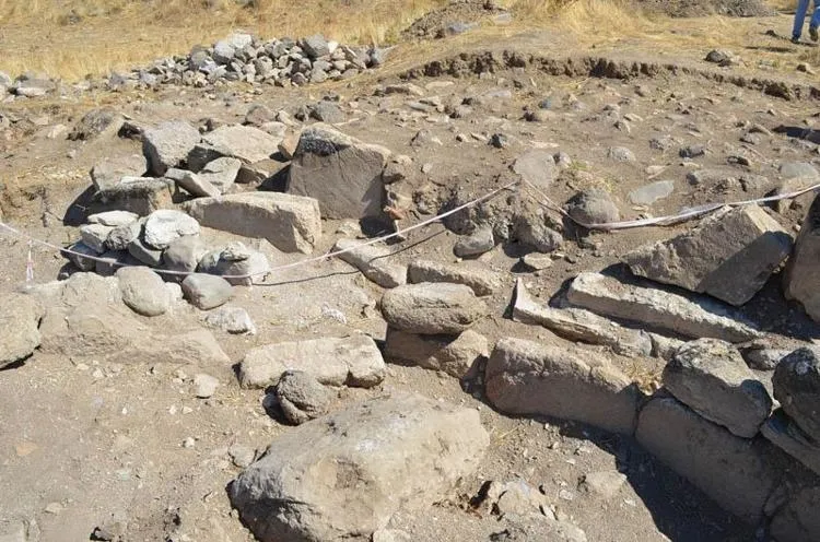 Sadece 50 cm kazdı hayatının şokunu yaşadı! Kiraz dikerken hazine buldu: 1700 yıldır oradaymış...