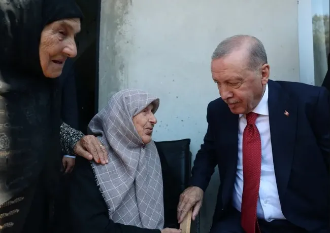 baskan-erdogan-baba-ocaginda-komsularini-ziyaret-edip-hayir-dualarini-aldi-1789299469500.jpg