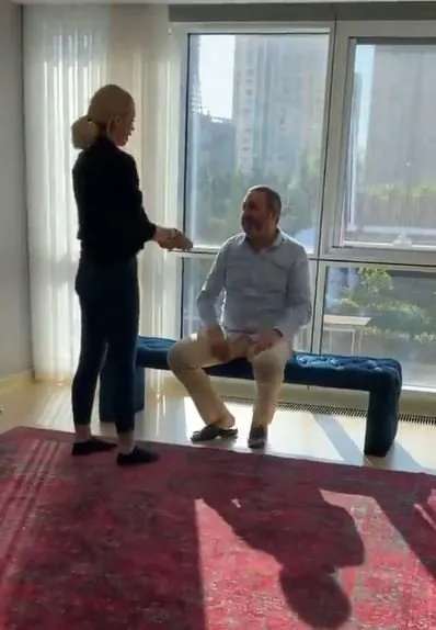 Ünlü şarkcı Petek Dinçöz eşinin elini öptü bayram harçlığı aldı! Sosyal medyada gündem oldu! Herkes onları konuştu