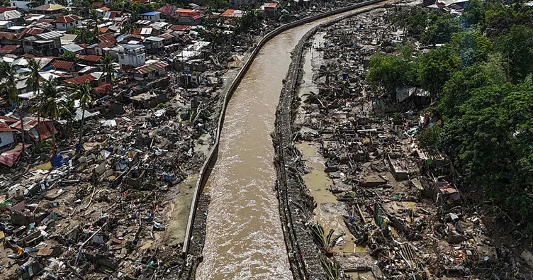 Filipinler’deki faciada can kaybı artıyor: Askeri helikopter yardıma giderken yere çakıldı