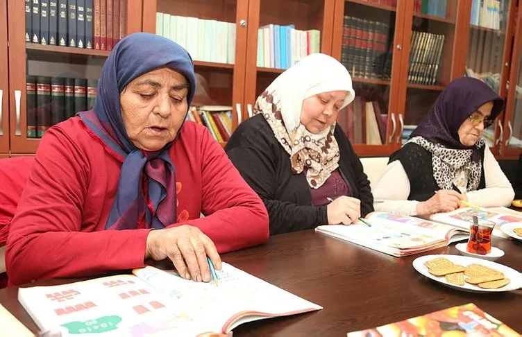 Antalya’da okuma yazma seferberliği: ’Cahilsin’ denilmesin diye 70 yaşında okumaya karar verdi