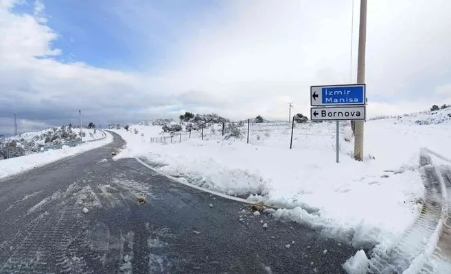 İzmir’in yüksek kesimleri beyaza büründü