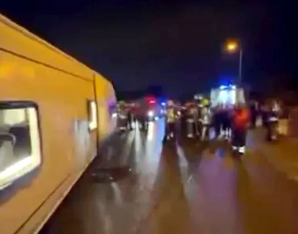 buyukcekmecede-servis-otobusu-devrildi-18-yarali-1788024747839.jpg